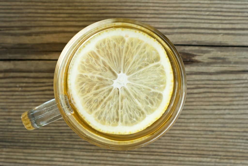 الماء مع الليمون الساخن الصبح بيشغل الجهاز الهضمي وبيساعد على تحريك الأمور. ممكن تجربي شرب الشاي الأخضر مع الليمون.