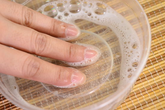 حطي ايديك في ماية دافية فيها شامبو
