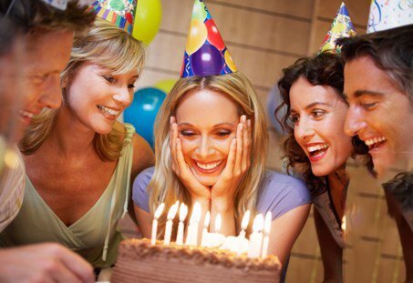حفلة عيد ميلاد مع الأهل والأصحاب