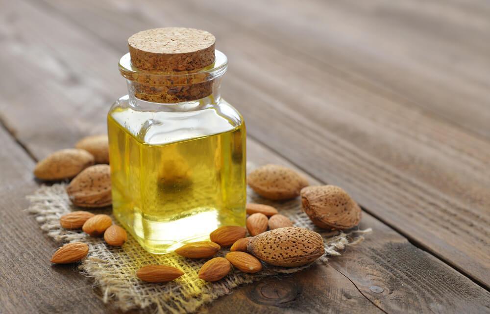 زيت اللوز المر