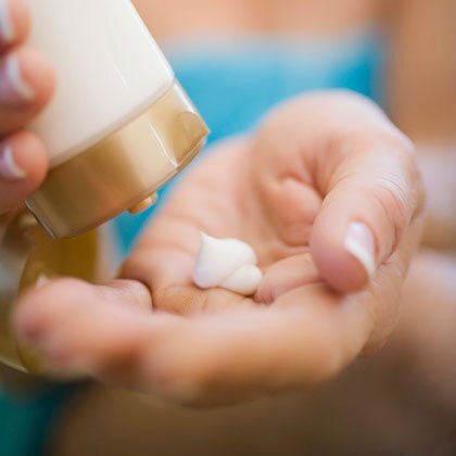 الكمية المناسبة من مستحضرات التجميل اللي بيحتاجها شعرك وبشرتك