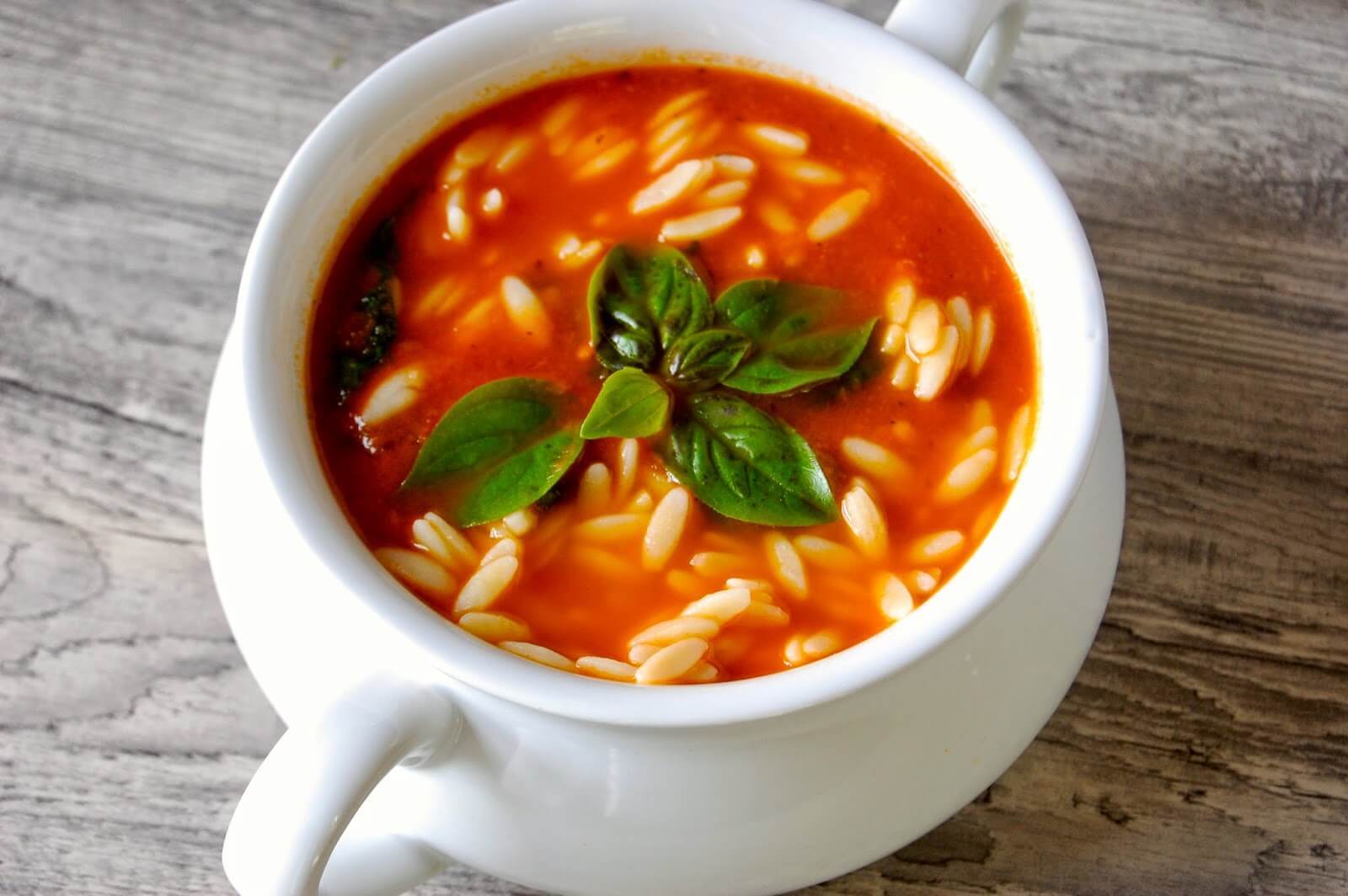 شوربة لسان العصفور بالطماطم