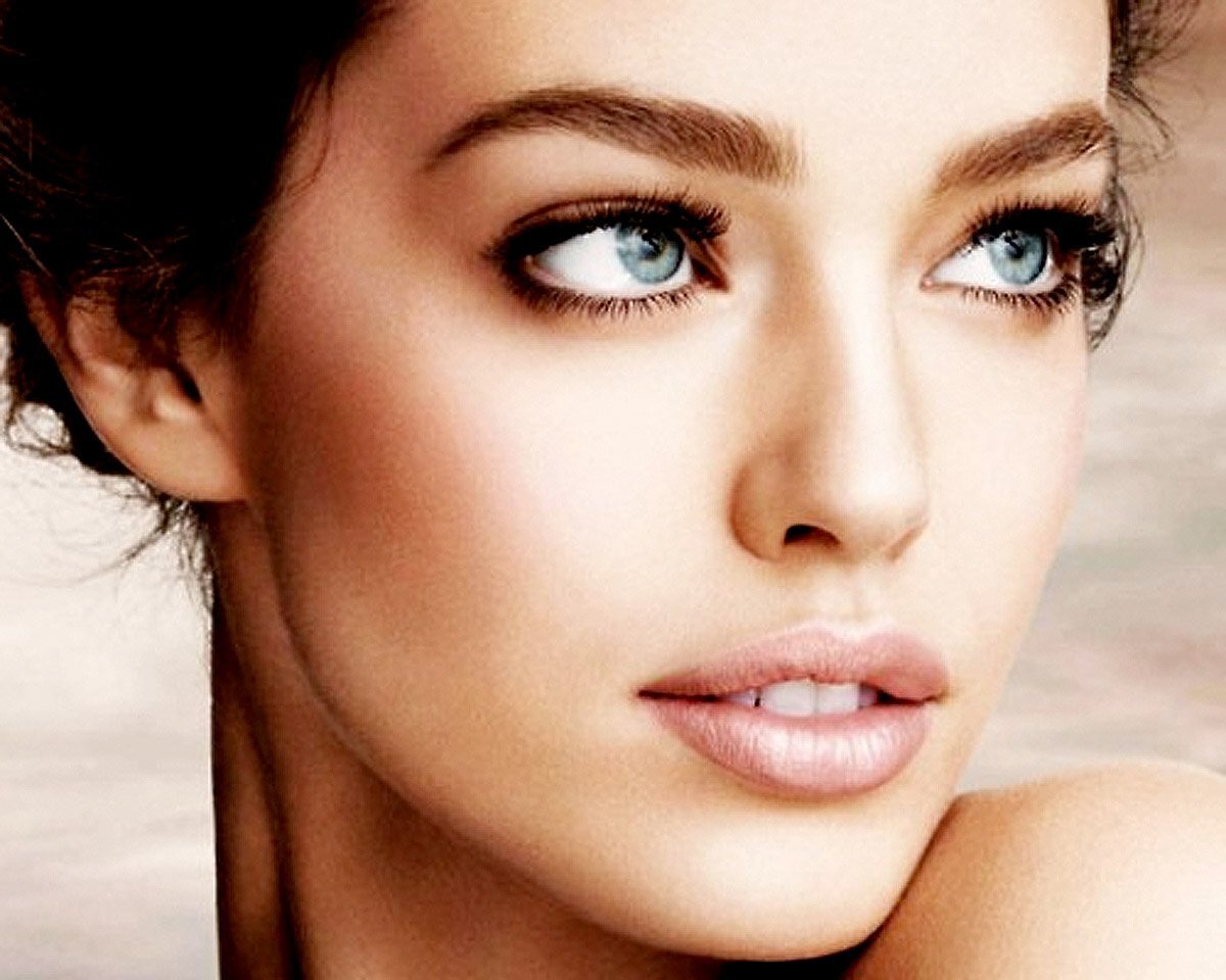 تساقط شعر الحواجب .. اعرفي معانا اسبابه وصفات لعلاجه والوقاية منه