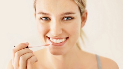 استخدمى lip gloss