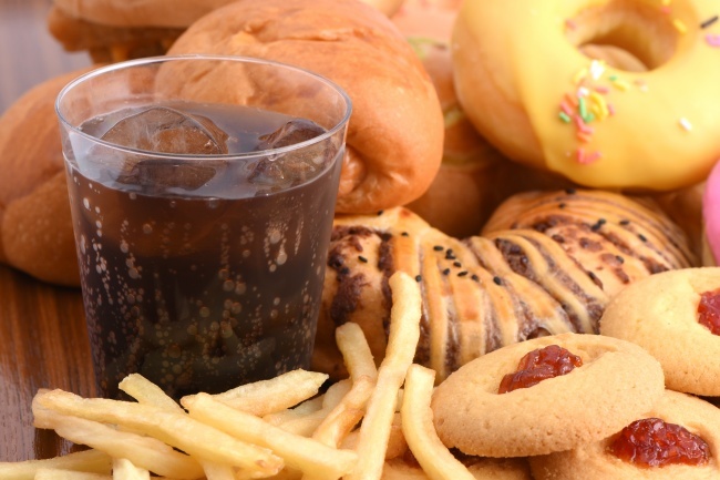الاكل السريع و قلة شرب المية