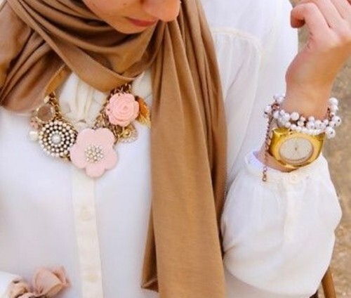 necklace مع الحجاب. 13