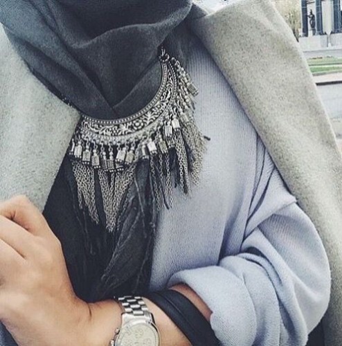 necklace مع الحجاب. 11