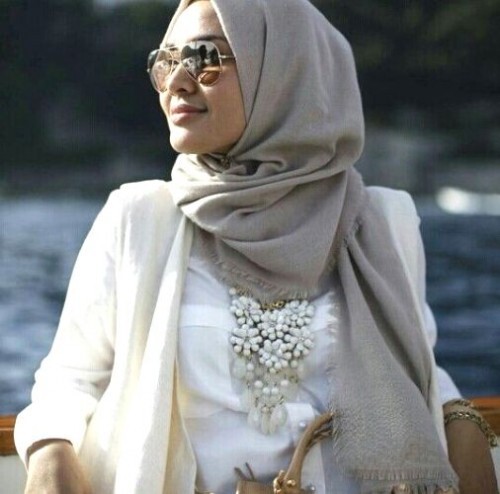 necklace مع الحجاب. 16