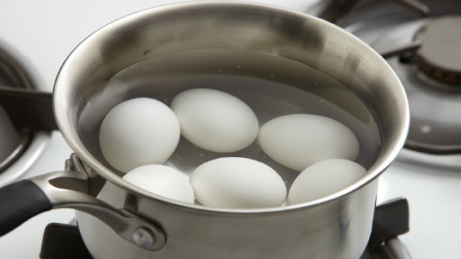 اعرفي البيض طازة ولا لا