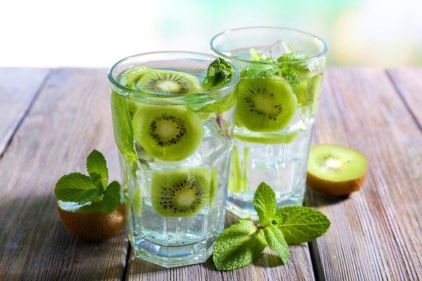 10 حاجات صحية ممكن تضيفيهم للمية 10