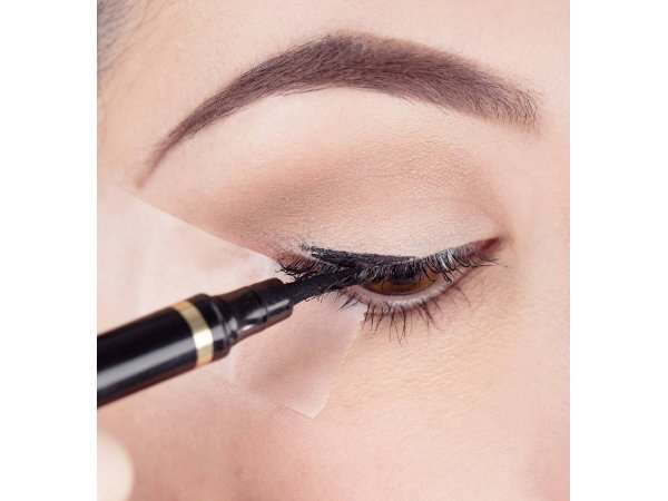 استخدمى شريط لزق علشان ترسمى الايلاينر