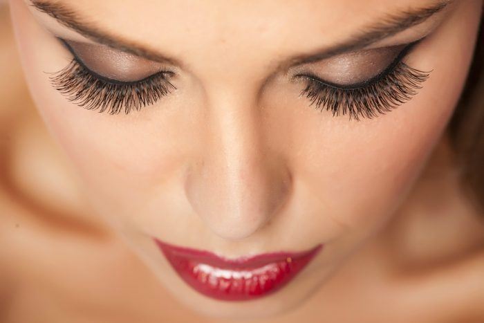 طرق طبيعية لتطويل وتكثيف الرموش 9