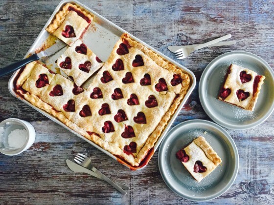 طريقة عمل وصفة الـ Chocolate Strawberry Slab Pie السهلة بالفيديو و الخطوات خطوة بخطوة