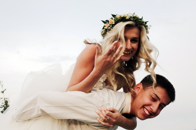 bride climb to the back of her boyfriend_1153 1881