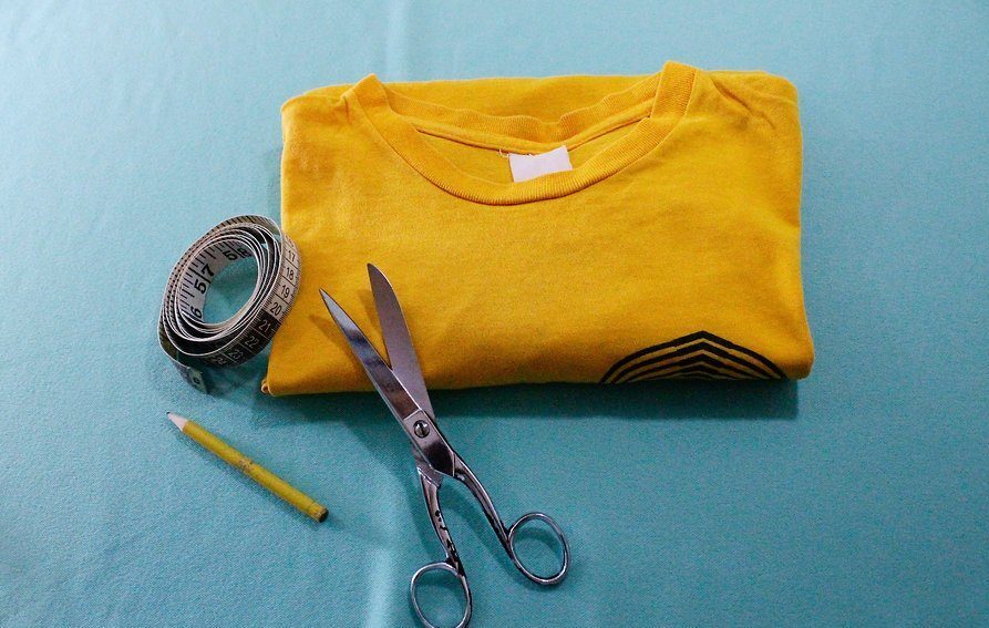 بالصور و الخطوات ازاى تقصي الـ t-shirt بأكتر من طريقة وتخليه على الموضة