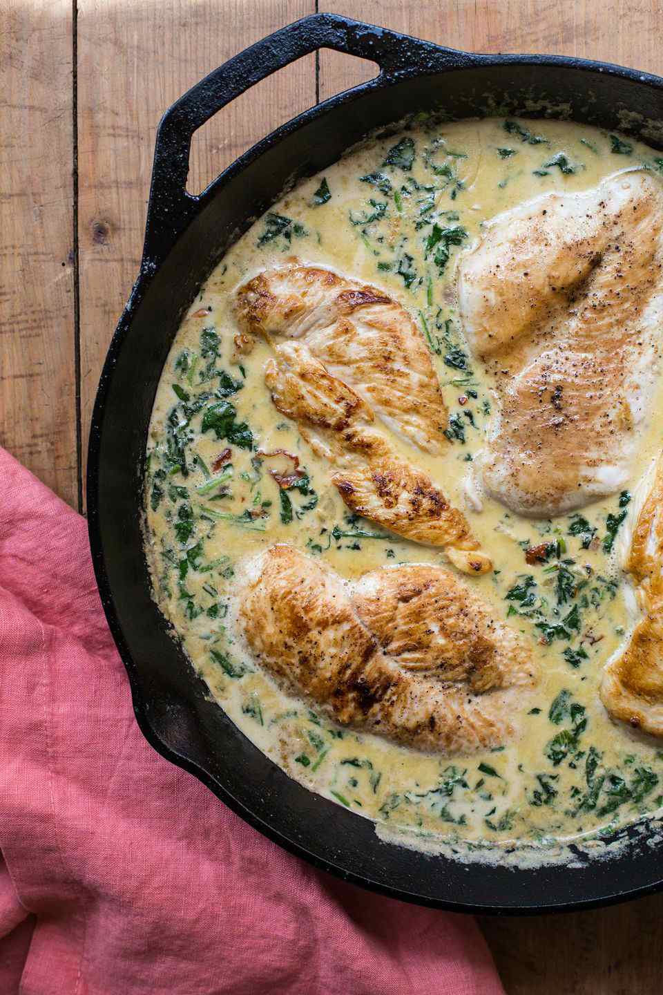 وصفة عمل الفراخ المقلية مع الكريمة وا لسبانخ و المشروم والبسطرمة skillet cream chicken