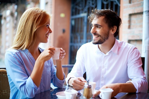smiling couple drinking coffee and looking at each other_1098 413
