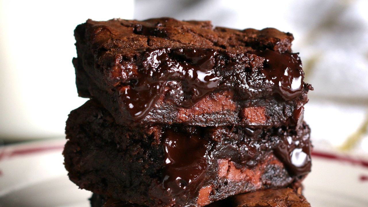 أفضل طريقة لعمل البراونيز .. وصفة الـ Fudgy Brownies اللذيذة و السهلة بالخطوات