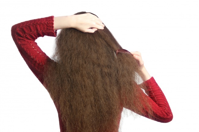 أسوأ حاجات بتعمليها بتضر شعرك 8