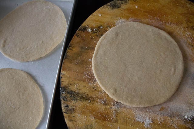 طريقة عمل الخبز العربي 9