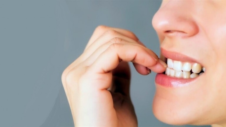 عادات بتضر الاسنان واللثة 3