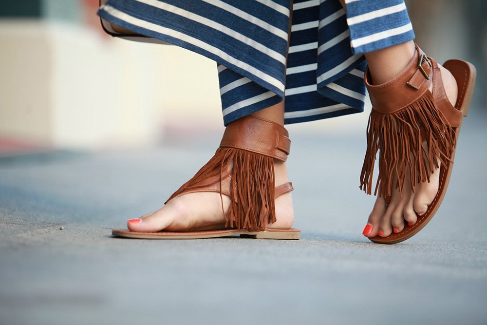 15 فكرة ازاي تلبسي ال Fringe Sandals في الصيف