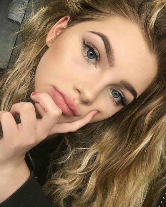 رموش طويلة وشفايف بلون بينك مات