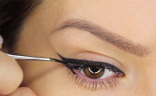طريقة رسم الايلاينر السائل للمبتدئين 9
