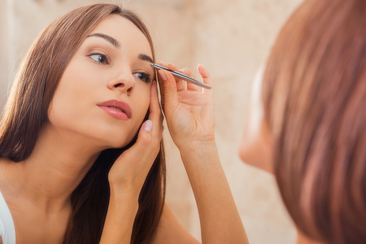 ازاي تتخلصي من الشعر الزائد من الحواجب في البيت بنفسك