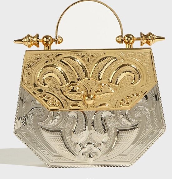 شنط من ماركة اختين 40
