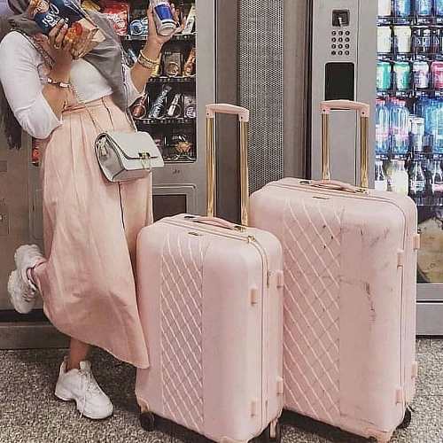 pinky hijabi traveling style