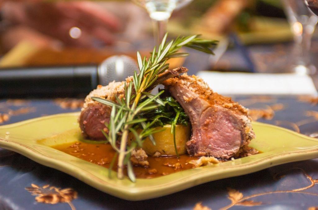 بالخطوات .. طريقة عمل وصفة الريش الضاني بالروزماري Rosemary Crusted Lamb