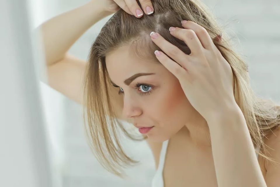 8 طرق ديتوكس لفروة الراس هتخلي شعرك ينمو كثيف وصحي