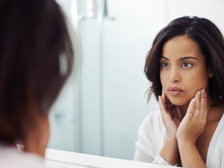 6 نصايح تتجنبي بيهم الضرر اللي بيسببه برد الشتاء للبشرة.. اعرفيهم واستفيدي منهم