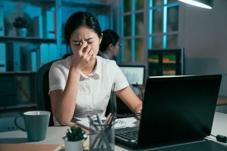 نصايح ازاي تخففي التعب بسبب الجلوس قدام الكمبيوتر لفترات طويلة بحيل بسيطة وسهلة