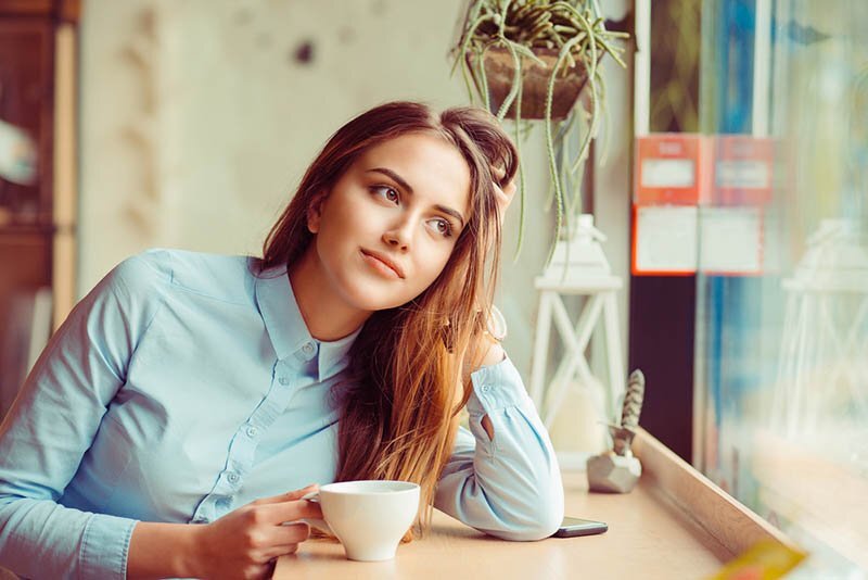 10 علامات تقولك ان في شخص بيفكر فيكي!