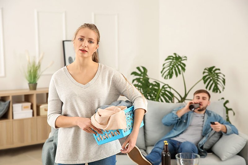 13 طريقة ذكية للتعامل مع الزوج الكسول وخليكي زوجة ذكية