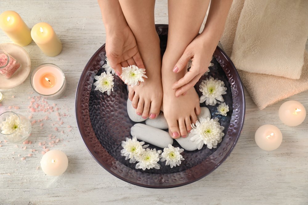 اتعلمي ازاي تعملي باديكير البارافين لتنعيم الرجل في البيت في 6 خطوات بسيطة