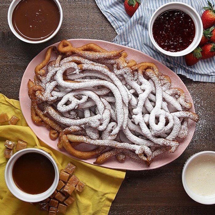 طريقة عمل صوابع الكيكة المقلية Funnel Cake مع 4 انواع صوصات مختلفة