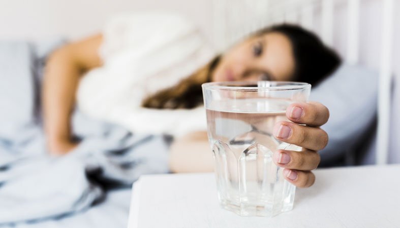ليه المفروض تتجنبي انك تحطي كوباية مية جنب السرير وانتي نايمة