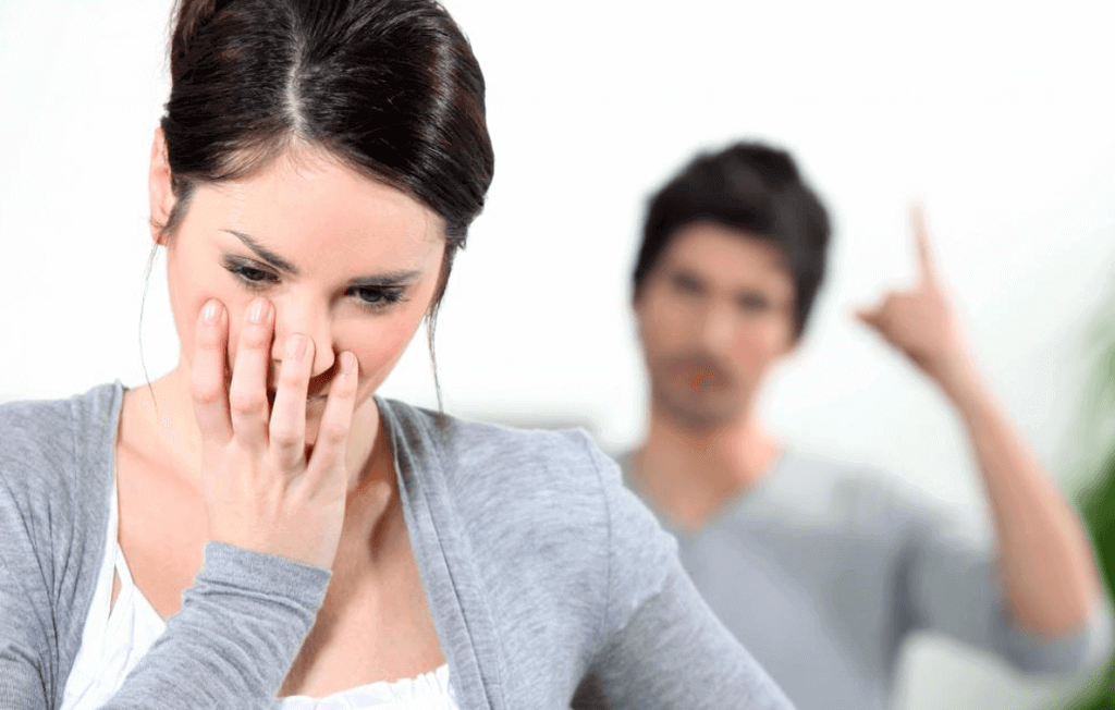 إزاى تعرفى لو كان شريكك بيأذيكى عاطفيا أو بيسىء معاملتك؟