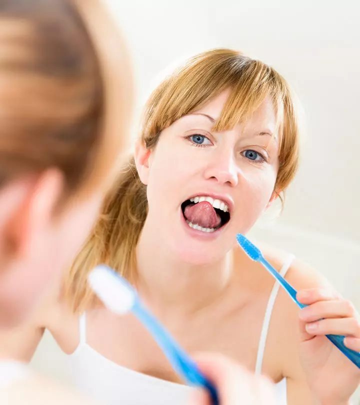 تنضيف اللسان ممكن ينقذ حياتك..اعرفي معانا فوايده الصحية