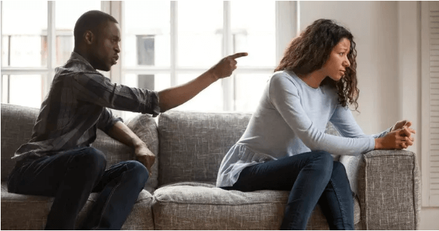 بيكلمك كأنك عيلة صغيرة لازم تسمعى الكلام
