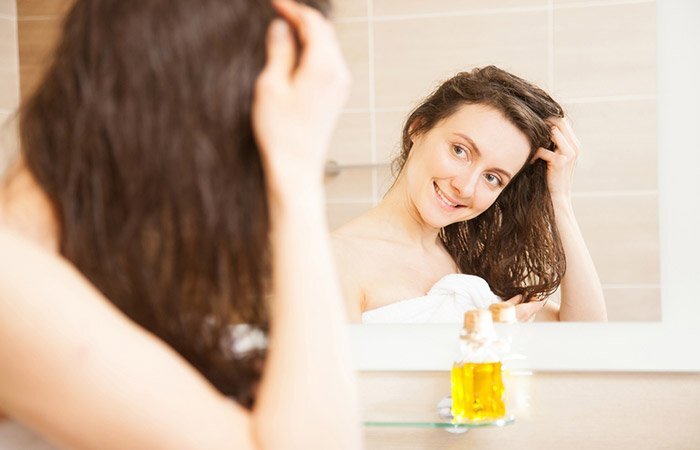 طريقة وضع الزيت على الشعر 3
