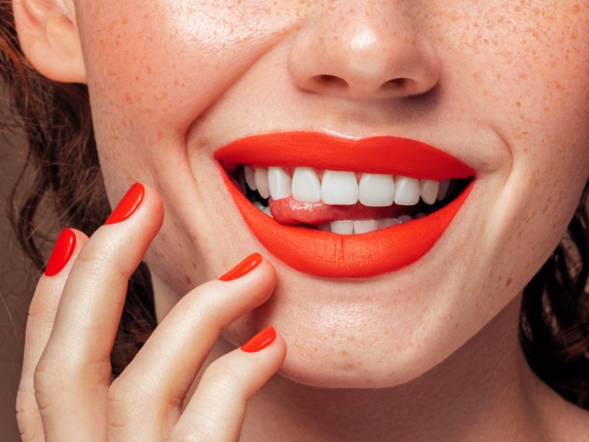 6 نصايح مكياج عشان تبين اسنانك لونها ابيض
