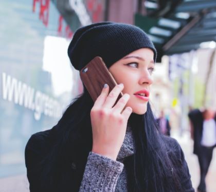 بطريقة الخبراء.. اعرفي الطريقة الصحيحة لتنظيف الموبايل عشان تتجنبي أنه ينقلك الفيروسات والجراثيم