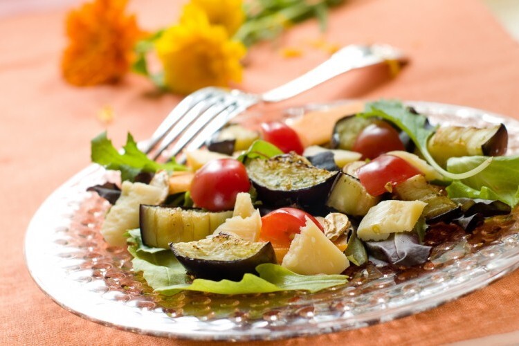 سلطة الطماطم مع الباذنجان المشوي