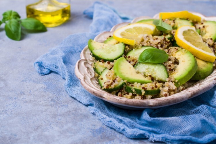 سلطة الكينوا بالافوكادو