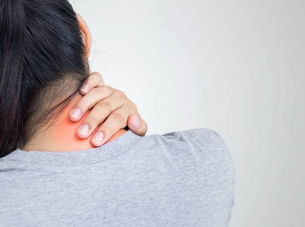 بالتفاصيل.. اعرفي ايه هي الـ text neck  وازاي تخفف آلام الرقبة والضهر