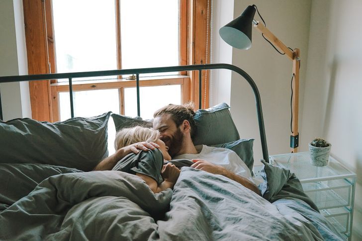 الاسباب اللي تخليكي تنامي مع شريكك في نفس الوقت 2